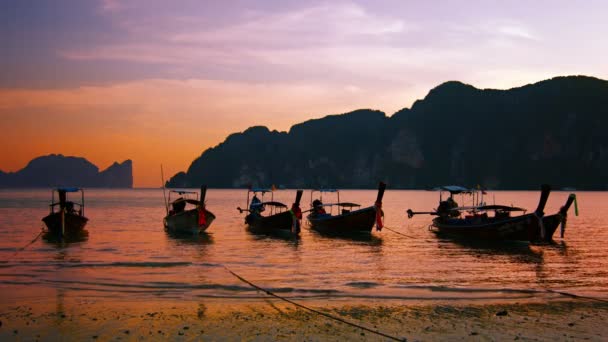 Fait main. Bateaux de visite en bois sur la plage au coucher du soleil — Video