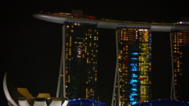 Wspaniałe i niepowtarzalne. Hotel Marina Bay Sands w Singapurze. z jego śmiały. nowoczesna architektura. z widokiem na łodzi trafic na zatoki. — Wideo stockowe