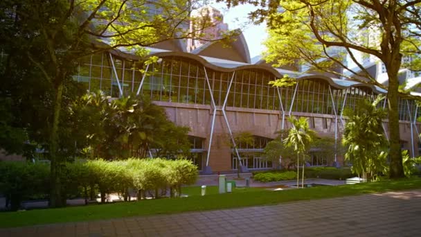 Modern architecture and beautiful landscaping of Kuala Lumpur Convention Centre Complex in Malaysia's capital city. — Stock Video