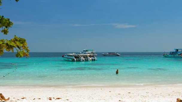 Barcos turísticos anclados cerca de la playa en el Parque Nacional de las Islas Similan. un importante destino turístico en Tailandia — Vídeo de stock