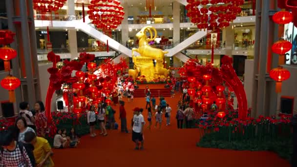 Interior del Pabellón Kuala Lumpur. un popular destino de compras en el distrito comercial de la capital de Malasia. decorado para el Año Nuevo Chino . — Vídeos de Stock