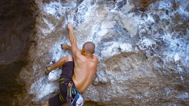 Ongelukkige toeristische verliest zijn greep en valt. tijdens het klimmen een kalkstenen rotswand op Railay Beach in Thailand. — Stockvideo