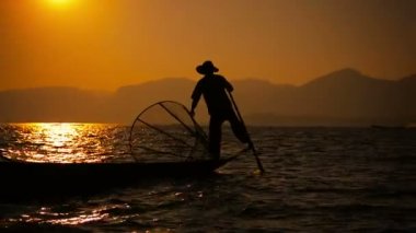 video 1080p - tuzak günbatımı sırasında bir tekne ile balıkçı. Inle Gölü, myanmar
