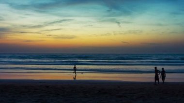 video fullhd - grup genç insan ile topu gün batımında sahilde oynarken