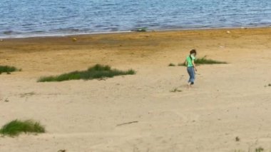 video 1080p - kumlu bir göl kıyısında yürüyen küçük kız
