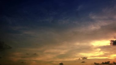 비디오 1080p-빠르게 석양에 하늘을 어둡게. timelapse