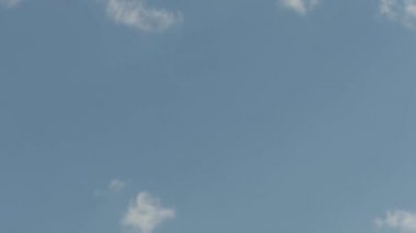 1080p video - birkaç bulutlar ve izleme ile yüksek uçan bir uçak ile gökyüzü