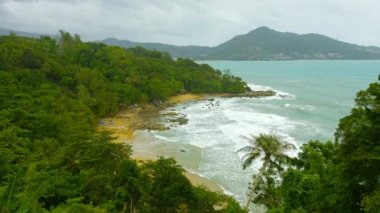 1080p video - laem sing beach, phuket Island, Tayland. Üstten Görünüm. yağmur mevsimi.