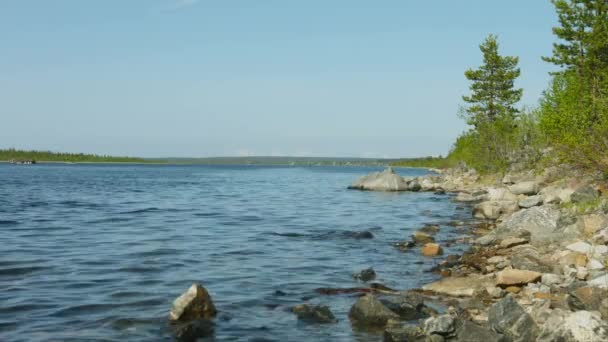 Vidéo 1080p - Paysage nordique avec lac Imandra avec rivage rocheux. Russie 