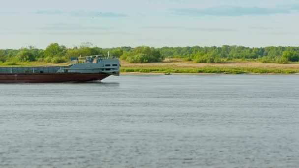 Video 1080p - beladene selbstfahrende Barge schwimmt auf dem Fluss — Stockvideo