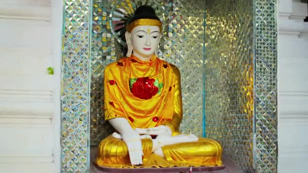 1080p Video - schöne Statue in einem buddhistischen Tempel. Myanmar, Rangun — Stockvideo