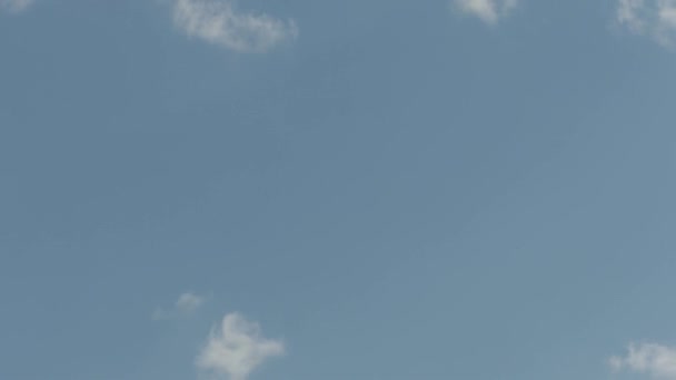 Vidéo 1080p - Ciel avec quelques nuages et un avion volant haut avec trace 