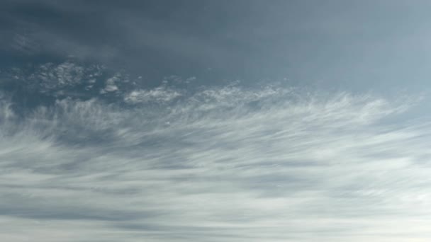 Video 1080p - hemelse cloudscape met gelaagde wolken. hemel timelapse — Stockvideo