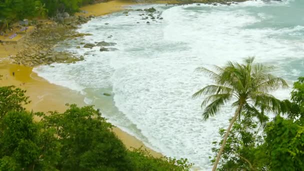 Vidéo 1080p - Laem Sing plage, île de Phuket, Thaïlande. De fortes vagues. Vue du dessus 