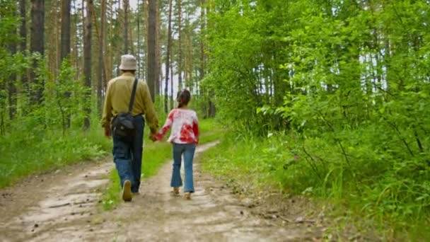 Vídeo 1080p - Avô andando com neta na floresta de verão — Vídeo de Stock