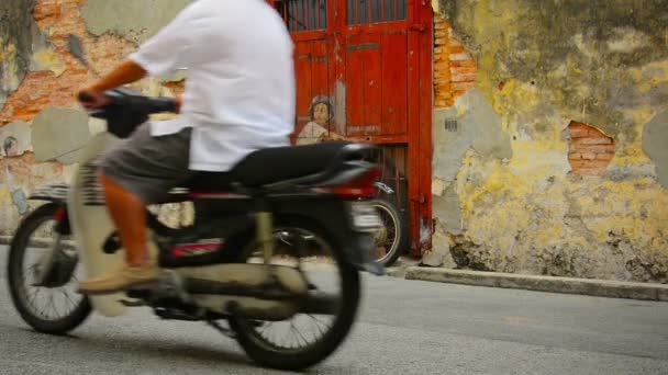 GEORGE TOWN, PENANG, MALAYSIA - 22 JUL 2014: Boy on a Bike - wall painting along Ah Quee Street — Stock Video