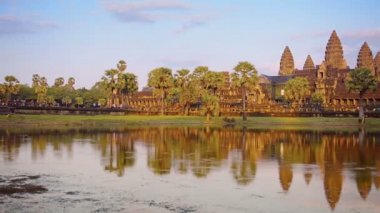 Angkor Wat öğleden sonra görünümü hendek arasında
