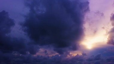 Gün batımında Timelapse. Güneş bulutların içinde ayarlar
