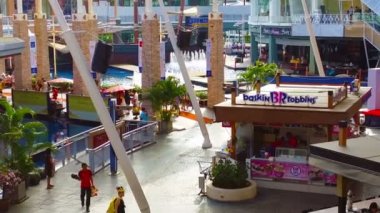 Patong. Phuket. Tayland - Kasım 2014 yaklaşık: Çeşme mahkemede karşıya uzaklaştırma. gezinme ve Patong Beach, Jungceylon alışveriş merkezi alışveriş müşteriler. Phuket. Tayland