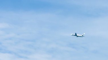 Phuket. Tayland - Circa Kas 2014: Ticari uçak tırmanıyor ve bankalar bilinmeyen bir hedefe doğru ayrılırken. Tayland. Asya.