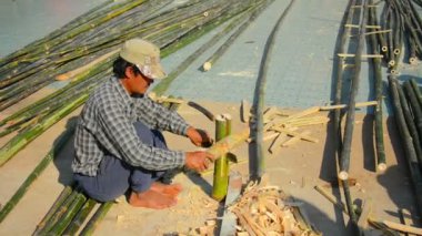 Inle Gölü. Myanmar - Circa Jan 2014: Bambu ahşap ile çalışan yerel zanaatkarlar