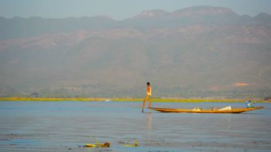 Inle Gölü. Myanmar - Circa Jan 2014: Adam ayak ile kürek