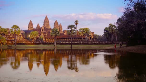 Ναού Angkor Wat στην Καμπότζη από σε όλη την τάφρο — Αρχείο Βίντεο