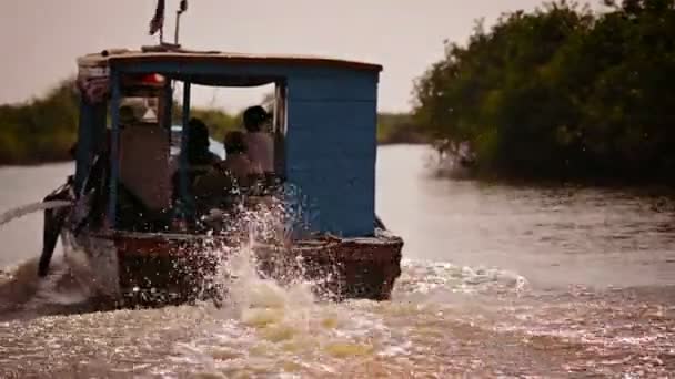 Cambodian riverboat motoring upstream — Stock Video
