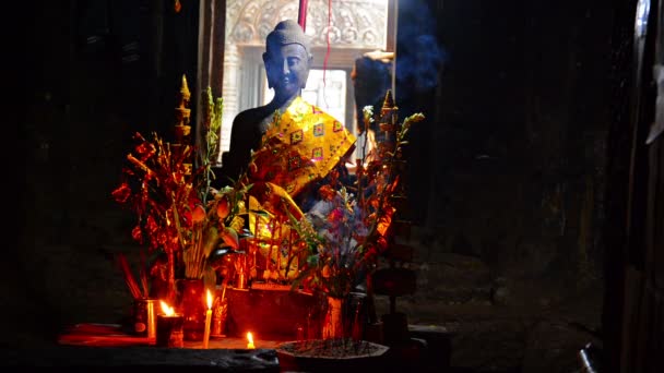 Duman Buddha statue Bayon Tapınağı'nda önünde tütsü. Kamboçya — Stok video