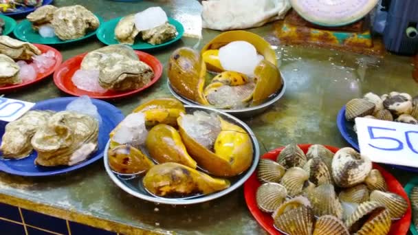 Свежая раковина на рынке морепродуктов Банзана. Патонг. Пхукет. Таиланд — стоковое видео