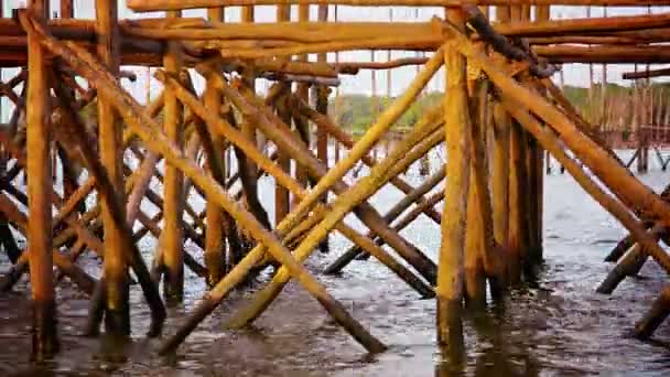 Muelles de madera y apoyos estructurales comprenden un puerto pesquero local en Camboya — Vídeo de stock