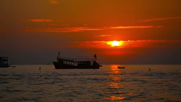 Loď na kotvu a Jetski při západu slunce v Sihanoukville. Kambodža — Stock video