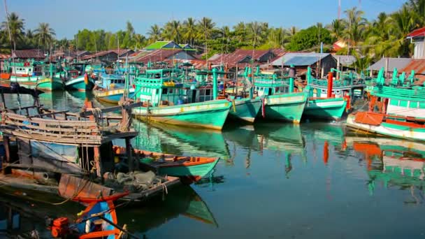 Barcos de pesca no porto de Sihanoukville — Vídeo de Stock