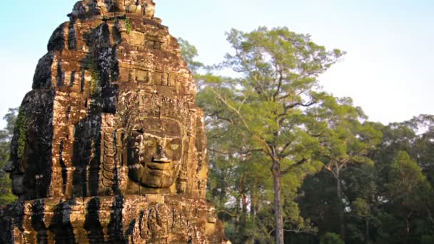 Altes religiöses Denkmal am Bajontempel. Kambodscha — Stockvideo