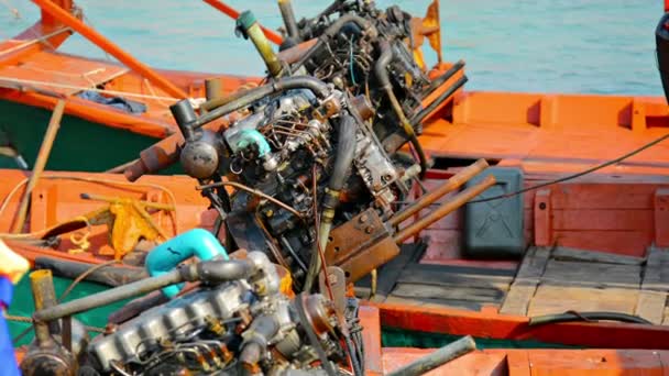 Grands moteurs de bateau montés sur l'artisanat en bois — Video
