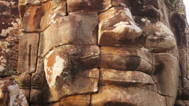 Rosto Esculpido Gigante no Templo Bayon. Camboja — Vídeo de Stock