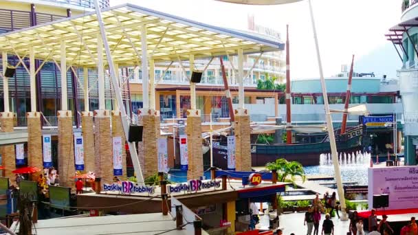 PATONG. PHUKET. THAILAND - CIRCA NOV 2014: Looking down over the fountain court at Jungceylon Shopping Mall from a nice. high angle — 비디오