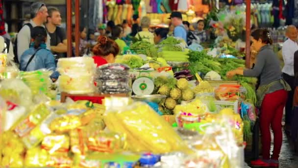 SIEM REAP. CAMBODIA - CIRCA DEC 2013: turisti e locali stranieri acquistano le bancarelle di verdure in un affollato. locale. mercato pubblico a Siem Reap. Cambogia . — Video Stock