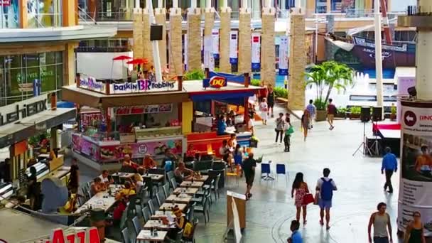 PATONG. PHUKET. TAILANDIA - CIRCA NOV 2014: Patio de fuente en el centro comercial Jungceylon en Patong Beach. Phuket. Tailandia. Ampliación de distancia . — Vídeo de stock