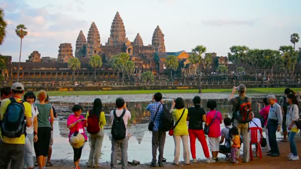 ANGKOR. КАМБОДИЯ - CIRCA DEC 2013: Толпа туристов суетится вокруг территории храма Ангкор Ват в Камбодже. Азия . — стоковое видео