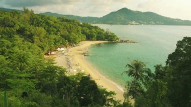 Üstten Görünüm turist ile tropikal bir Beach. Tayland. Phuket. Kamala