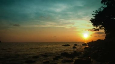 Gün batımından önce tropikal okyanus üzerinde gökyüzü. Güzel Tay manzara