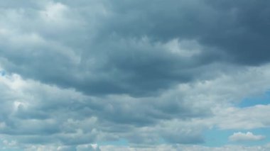 Hızlı bir şekilde gökyüzünde uçan ağır cumulus bulutları. Hızlandırılmış