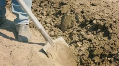 Alanı bir kürekle Ekimden önce kazma