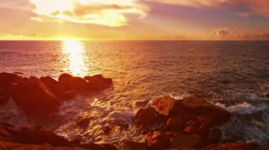 Gün batımından önce tropikal bir Beach kayalık sahil