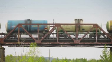 Yük treni köprü Nehri üzerinde hareket