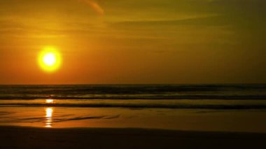 Akşam gün batımına tropikal okyanus üzerinde gökyüzü.