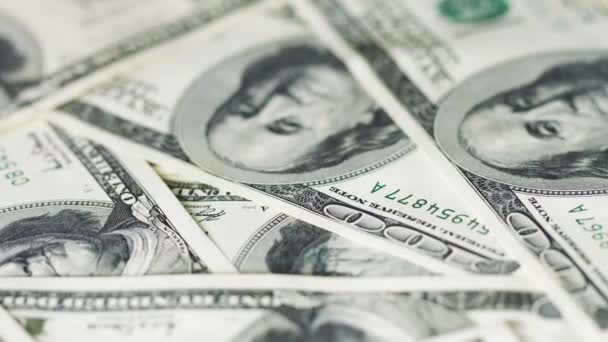 Rotierendes Geld in großen Stückelungen. Dollar der Vereinigten Staaten — Stockvideo
