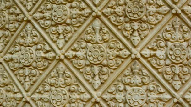 Традиционный орнамент на каменной стене. Камбоджа. Пномпень — стоковое видео