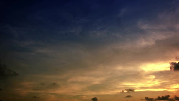 Γρήγορα σκουραίνοντας ουρανό στο ηλιοβασίλεμα. Timelapse — Αρχείο Βίντεο